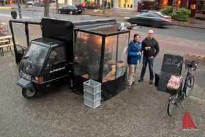 Dr. Thomas Bartoschek (l.) und Dominik Schweer können ihren Kaffee unbesorgt genießen, die Feinstaubwerte sind trotz der Nähe zur Hammer Straße weit unter dem Grenzwert. (Foto: Michael Bührke)