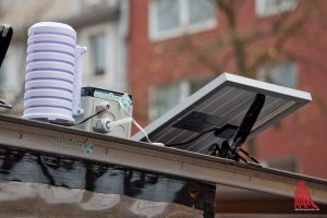Die SenseBox wird über eine Solarzelle betrieben und sendet ihre Daten per Funkverbindung "LoRa" in die Welt. (Foto: Michael Bührke)