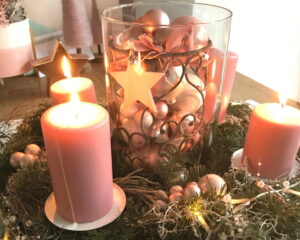 In der Weihnachtszeit sollten die Kerzen im Blick behalten werden. Gerade Adventskränze sind schon sehr trocken geworden und leicht entzündbar; das gilt auch für Weihnachtsbäume in geheizten Räumen. (Foto: Stadt Münster/ Schwartz)
