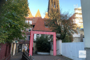 Das letzte von vier Toren, die Daniel Buren 1987 für Münsters Skulptur Projekte installiert hat. (Foto: Bührke)