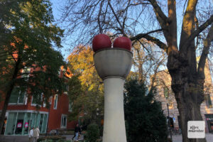 Die Kirschensäule von Thomas Schütte am Harsewinkelplatz. (Foto: Bührke)