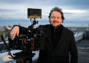 Für Charly Hübner ist der neue Film Premiere - als Regisseur hinter der Kamera. (Foto: DCM / Stephan Rabold) 