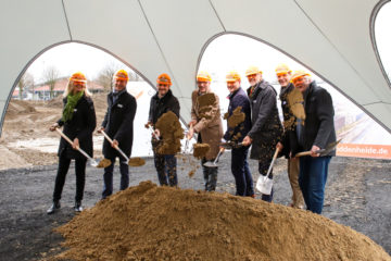 Der Spatenstich. Von links: Anke Theissing (Grimm Holding), Jochen Wismann (Landmarken AG), René Konrad (List Bau Bielefeld), Dr. Thomas Robbers (Wirtschaftsförderung Münster), Christian Hehemann (Landmarken AG), Elmar Grimm (Grimm Holding), Jochen Drees (Sparkasse Münsterland Ost), Rolf-Dieter Schönlau (Bezirksbürgermeister Gremmendorf). Foto: (Landmarken AG)