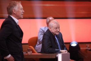 Der Schauspieler Leonard Lansink (Wislberg) während der Quiz-Show "Da kommst du nie drauf", links Moderator Johannes B. Kerner (Foto: ZDF, Frank W. Hempel)