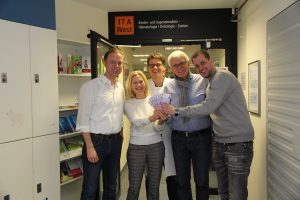 (v.l.:) Tom Naber (Kingstar), Annette Blomberg (Kinderkrebshilfe), Dr. Kornelius Kerl (UKM Kinderonkologie), Manfred Blomberg (Kinderkrebshilfe) und Timo Birth (Kingstar). (Foto: Pressefoto)