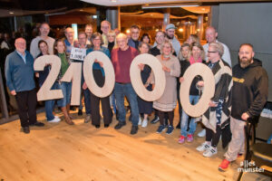 Insgesamt kamen in diesem Jahr beim Promi-Kellnern am Aasee 22.000 € Euro als Spenden für die Krebsberatung Münster zusammen. (Foto: Michael Bührke)