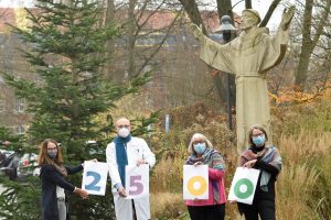 Gut eingepackt in warme Schals nahmen (v.l.) Beate Riße und Dr. Michael Böswald die Spende für die Babylotsen am St. Franziskus-Hospital Münster von den „Wooligans“-Vertreterinnen Andrea Scholz und Anne Brink entgegen. (Foto: Franziskus Hospital)