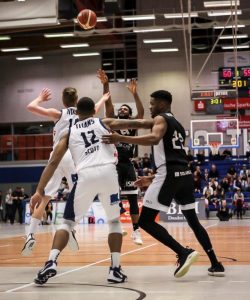 Wieder einmal spannend machten es die Baskets beim Auswärtsspiel in Dresden. (Foto: Christina Pohler)