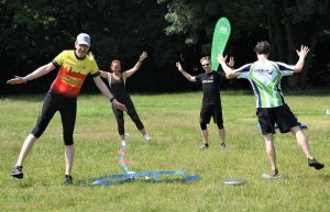 Thorsten Langner (2. von rechts) vermittelte erste Eindrücke vom Slacklining. (Foto: SSB)