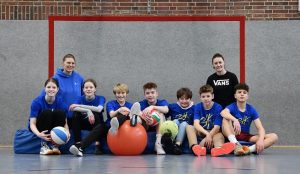 Neue Sporthelfer – hier mit Lehrerin Heidje Thormann (hinten links) und Marisa Kleinitze vom Stadtsportbund Münster (hinten rechts) – freuen sich auf die aktive Gestaltung der Pausen für Schüler der Unterstufe am Annette-Gymnasium. (Foto: SSB)