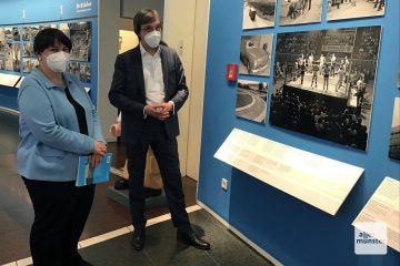 Museumschefin Dr. Barbara Romé (l.) und Dr. Axel Schollmeier während der Eröffnung der Ausstellung im Stadtmuseum (Foto: Hendrik Schulze-Bahr)