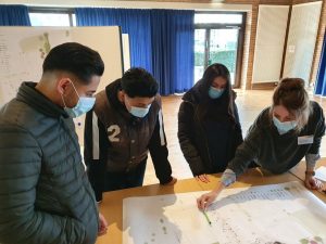 Jugendliche als Stadtteilplaner: Schülerinnen und Schüler aus Coerde diskutieren über den neuen Hamannplatz. (Foto: Stadt Münster)