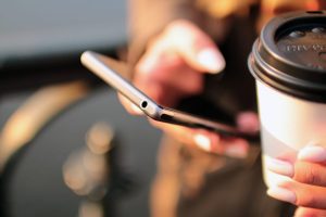 Becher für den schnellen Coffee-to-go haben ein äußert kurzes Leben. (Symbolfoto: CC0)