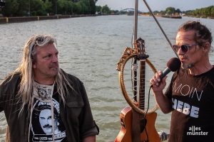 Leichtmatrose und Moderator der Fahrt, DJ Rockmöller, ist auch wieder dabei. Hier zusammen mit dem Gründer des Treibgut-Kollektivs und Kapitän Frank Romeike (rechts). (Foto: Stephan Günther)