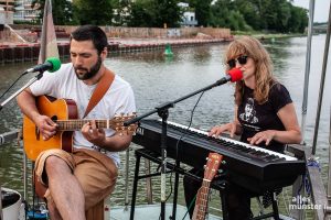 Das Duo Lemon Lights bot dann den passenden Soundtrack für den Sonnenuntergang auf dem Kanal. (Foto: Stephan Günther)