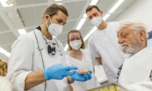 Studentin Jule König während einer Wurzelkanalbehandlung - Zahnärztin Dr. Laurentia Schuster (l.) und Assistenz Anh Gnoc Le begutachen ihre Arbeit (Foto: WWU / P. Leßmann)