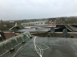 Ein Flachdach am Horstmarer Landweg wurde durch eine Windboe abgedeckt (Foto: Feuerwehr Münster)