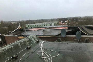 Ein Flachdach am Horstmarer Landweg wurde durch eine Windboe abgedeckt (Foto: Feuerwehr Münster)