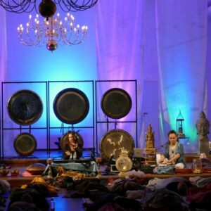 Wenn die französischen Klangkünstler Swann &amp; Ely Goa zum "Gong Bath" kommen, erlebt das Publikum das Konzert im Liegen auf eigens mitgebrachten Matten und Decken. (Foto: Tim Eberhardt)