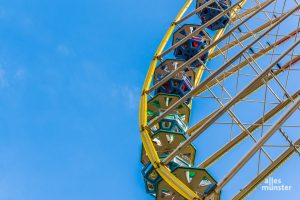 Vom 19. bis 27. März lädt der Frühjahrssend zum großen Kirmesspaß ein, diesmal auch wieder mit einem Riesenrad. (Archivbild: Carsten Pöhler)