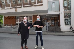 Markus Lewe und Sharon Fehr vor Münsters Synagoge in der Klosterstraße. (Foto: Stadt Münster)