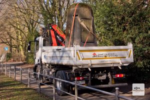 Der Bunker auf dem Weg zu seinem neuen Standort. (Foto: Michael Bührke)