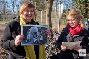 Mechthild Mennebröcker zeigt ein Foto aus dem Jahr 1944 mit Arbeiterinnen der Wäscherei "Edelweiß", die den Bunker ausprobieren. (Foto: Michael Bührke)