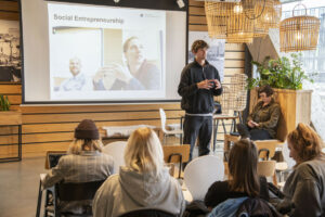 Bei der nächsten Social Impact Night können sich Interessierte mit Gleichgesinnten austauschen und vernetzen. Die drei jungen Start-ups Paartherapie-direkt.de, HealthX und Sozialkompass präsentieren ihre Geschäftsidee. (Foto: FH Münster / Frederik Tebbe)