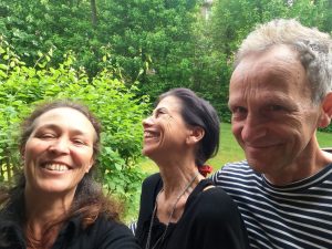 Annelise Soglio, Claudine Merkel und Rudolf Berlekamp freuen sich schon auf den Tag voll Glück unter dem Namen „The Garden of Happiness“. (Foto: Claudine Merkel)