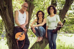 Den musikalischen Auftakt beim "Garden of Happiness" bildet das Trio Klimaschoner. (Foto: Dominic Sehak)