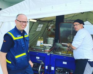 Die Fachgruppe Logistik des THW Ortsverbands Münster bereitete zur Verpflegung beim Corona-Großeinsatz in Gütersloh jeden Mittag rund 750 Portionen zu. (Foto: THW Münster)