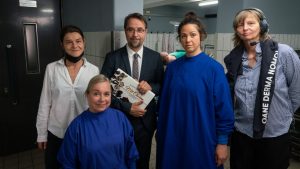 Dreharbeiten zum für den Münster Tatort in der UKM-Pathologie (v.l.): Regisseurin Francis Meletzky, ChrisTine Urspruch (Rolle: Silke Haller), Jan Josef Liefers (Rolle: Karl-Friedrich Boerne), Judith Goldberg (Rolle: Rechtsmedizinerin Vivian Peter) und Kamerafrau Bella Halben. (Foto: WDR / Thomas Kost)