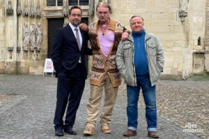 Jan Josef Liefers und Axel Prahl mit Gast-Star Detlev Buck (Mitte) heute bei einer Tatort-Drehpause an der Überwasserkirche, also ganz nah am Antiquariat Solder, dem Schauplatz der Wilsberg-Krimis. (Foto: Bastian E.)