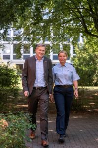 Pressesprecherin Angela Lüttmann und Kripochef Jürgen Dekker: „Das Tatort-Team gehört ein Stück weit auch zu uns“. (Foto: Stadt Münster/Reiners)