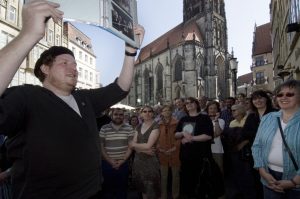 Stadtführer Patrick Gurris beim Tatort-Rundgang in Aktion: Die Führungen auf den Spuren der Münster-Krimis sind sehr beliebt. (Foto: Stadt Münster/Angelika Klauser)