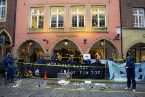 „Tatort Pelz“ vor der Pelzmanufaktur Mersmann am Roggenmarkt. (Foto: Tierrechtstreff Münster)