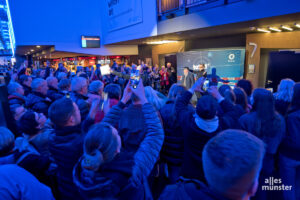 Der Tatort aus Münster ist nicht nur der erfolgreichste der Reihe, er hat auch eine riesige Fangemeinde, die im Cineplex die Gelegenheit genutzt hat, den Stars näher zu kommen. (Foto: Michael Bührke)