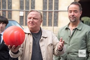 Eine Bowlingkugel wollen sie dort wohl nicht schieben (wie hier Axel Prahl und Jan Josef Liefers bei den Dreharbeiten zur Folge "Propheteus"), aber ein Mord soll dort gefilmt werden: Das Tatort-Team sucht für den nächsten Dreh Ende März eine geräumige Wohnung in der Innenstadt von Münster (Archivbild: Michael Bührke)