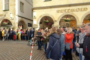 Das Publikum in Münster reagiert gelassen, wenn das Ordnungsamt für Dreharbeiten, z.B. den Prinzipalmarkt, absperrt. Denn die Menschen hier fühlen sich „ihrem“ Tatort sehr verbunden. (Foto: Stadt Münster)