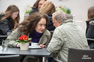 Mechthild Großmann und Axel Prahl bei den Dreharbeiten vor Stuhlmacher am Prinzipalmarkt an einem grauen und windigen Tag im April. (Foto: Michael Bührke)