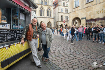 Entspannen vor historischer Kulisse: Claus D. Clausnitzer (l.) und Axel Prahl (r.) vor dem historischen Rathaus. (Foto: Bührke)