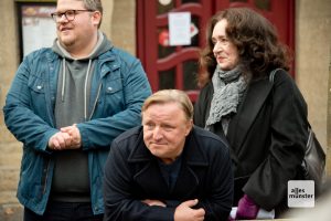 Björn Meyer (li.), Axel Prahl und Mechthild Großmann am Rande der Dreharbeiten zum Tatort "Limbus". (Foto: Michael Bührke)