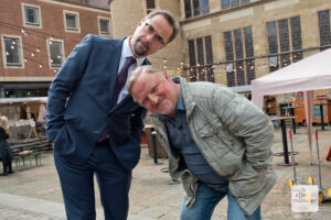 Blödeln am Rande der Dreharbeiten zum neuen Münster-Tatort "MagicMom" rum: Jan Josef Liefers (li.) und Axel Prahl. (Foto: Michael Bührke)