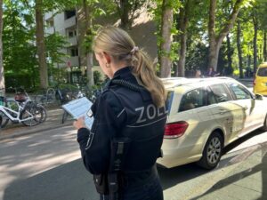 Bei der Prüfung zum Mindestlohn bei Taxiunternehmen in Münster befragte der Zoll insgesamt 37 Fahrerinnen und Fahrer nach ihrem Beschäftigungsverhältnis. (Foto: Hauptzollamt Münster)