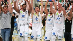 Die Mannschaft freut sich jetzt schon auf das Finale gegen die Bayer Giants Leverkusen, das am 1. Mai mit einem Heimspiel am Berg Fidel beginnt. (Fotos: Markus Holtrichter, WWU BASKETS)