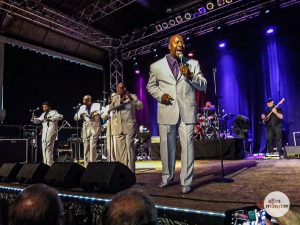 Am Ende verabschiedeten sich die fünf Sänger von "The Temptations Revue" beim Publikum per Handschlag - und sangen dabei weiter. (Foto: Ralf Clausen)