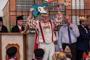 Werner Hansch steigerte den Preis für Steffi Stephans Bass, bis er heiser wurde. Der Zuschlag ging an Stadtprinz Bernard I. (Foto: sg)