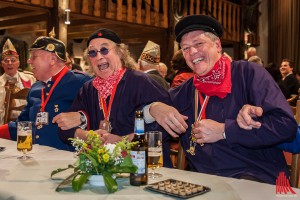 Kaum singen Judith und Mel "Komm Kuscheln", da schunkelt schon der Alt-Rocker Steffi Stephan mit dem Wachtmeister und Lotto-Chef Andreas Kötter. (Foto: sg)