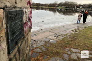 Die Tafel am Aasee. (Foto: Bührke)