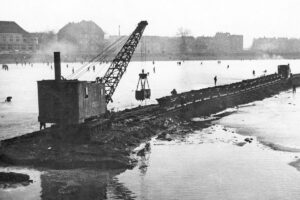 Der teilweise zugefrorene Aasee während der Ausbaggerungsarbeiten. Die Kippwagen sind deutlich zu erkennen. (Foto: Stadtarchiv Münster, Fotosammlung Nr. 16)